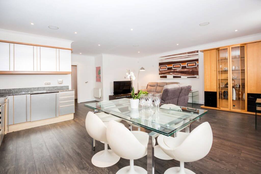 London Baron's Court Stylist Apartment